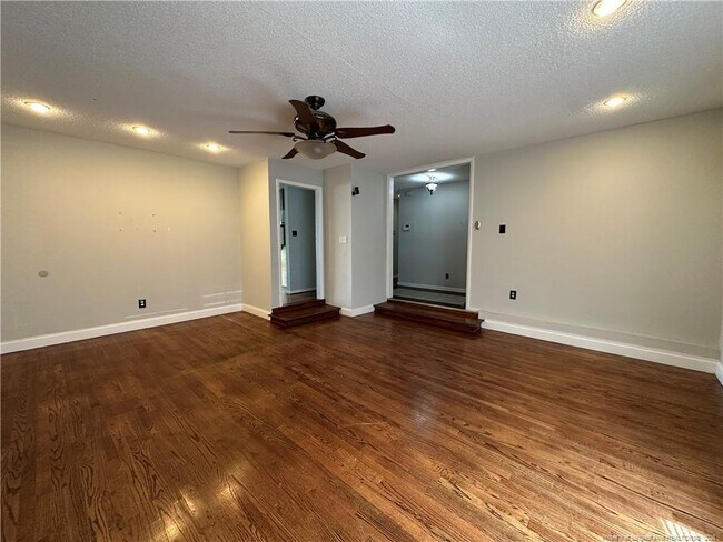 Building Photo - 1601 Blue Springs Rd