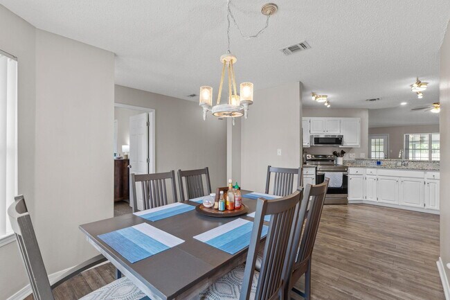 Building Photo - 7613 Marthas Way