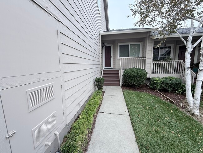 Building Photo - 533 Bustos Pl