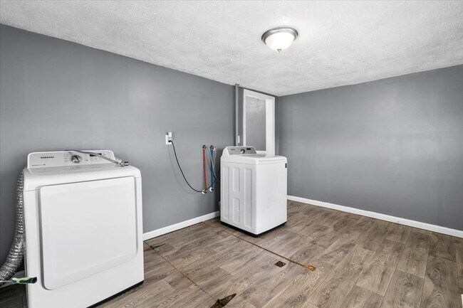 Building Photo - 319 Elm St