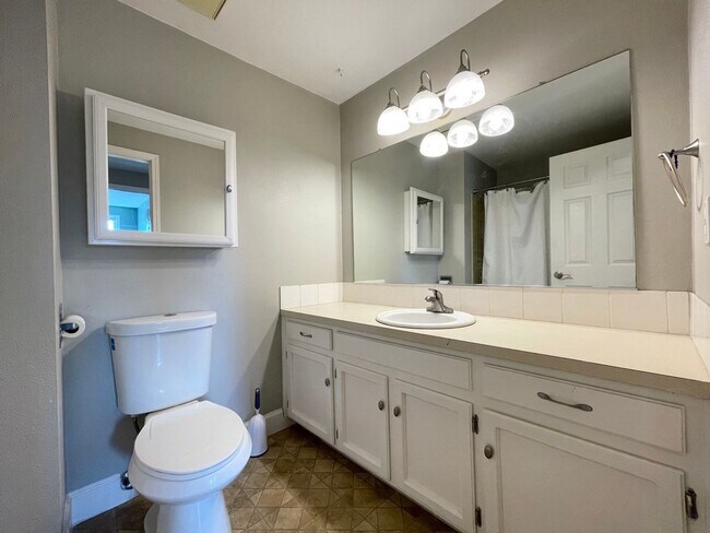 Building Photo - SPACIOUS 4 Bed/3 Full Bath Home in West Linn