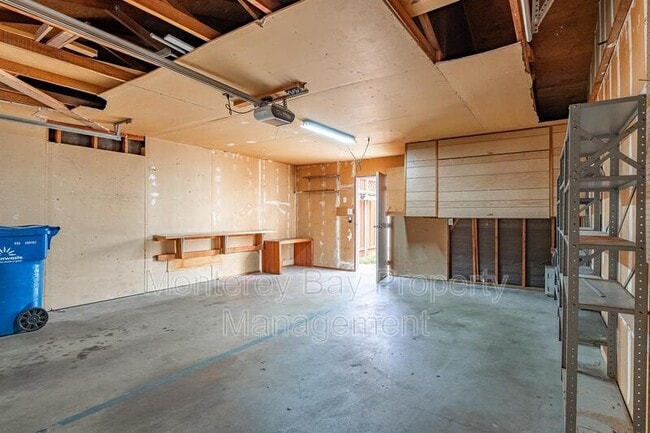Building Photo - 3137 Seacrest Ave