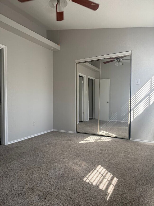 Building Photo - River Crossing 2 Bed 2 1/2 Bath - 2 Story Townhome