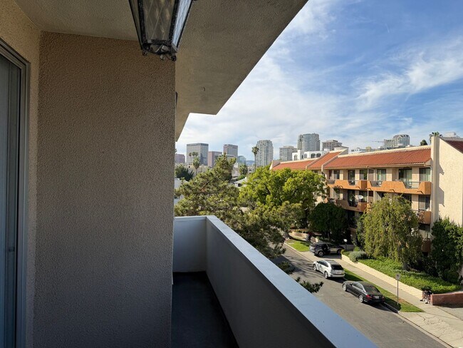 Building Photo - 2 BEDROOM CONDO UNIT IN THE WEST LA AREA 646 481 4404