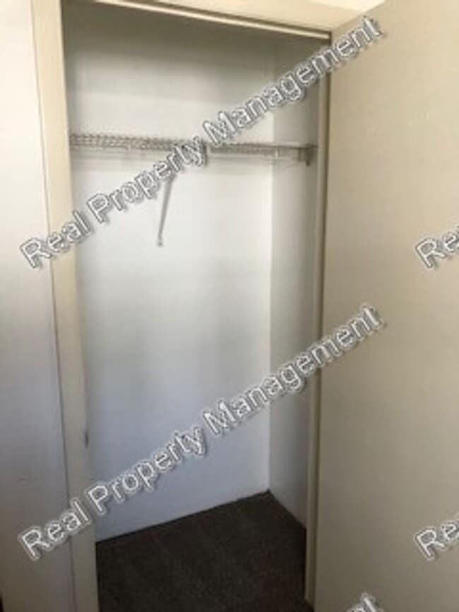 Building Photo - One Bedroom Main Floor Apartment