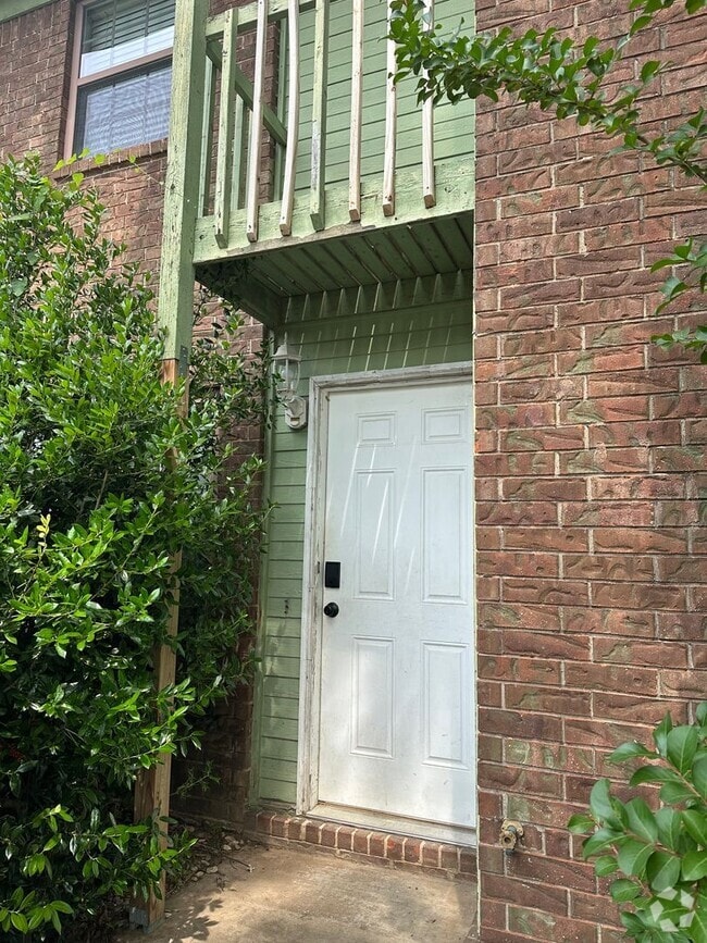 Building Photo - Take a look at this 2-bedroom, 1.5-bathroom!