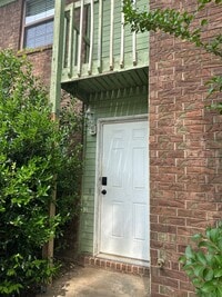 Building Photo - Take a look at this 2-bedroom, 1.5-bathroom!