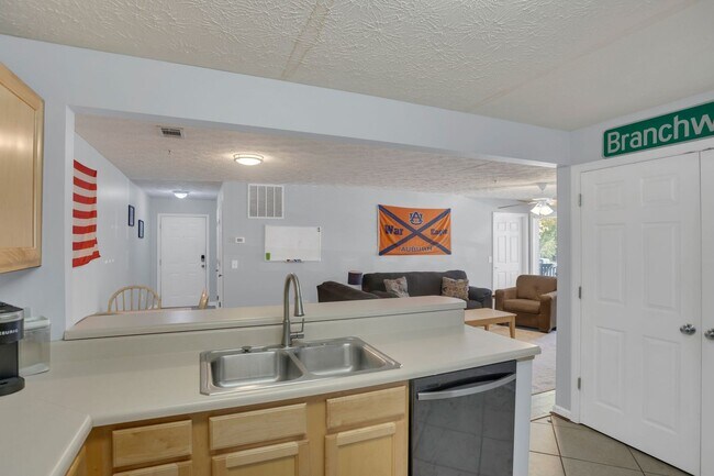 Building Photo - Southern Edge Condo Just Steps from Campus