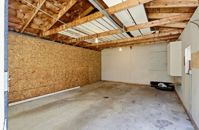Building Photo - Beautifully Renovated 2 Bed, 1 Bath Home for Rent!