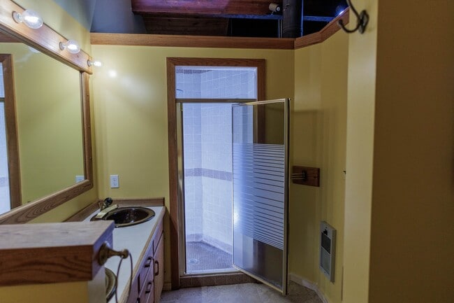 Building Photo - 2750 Greenbriar Dr