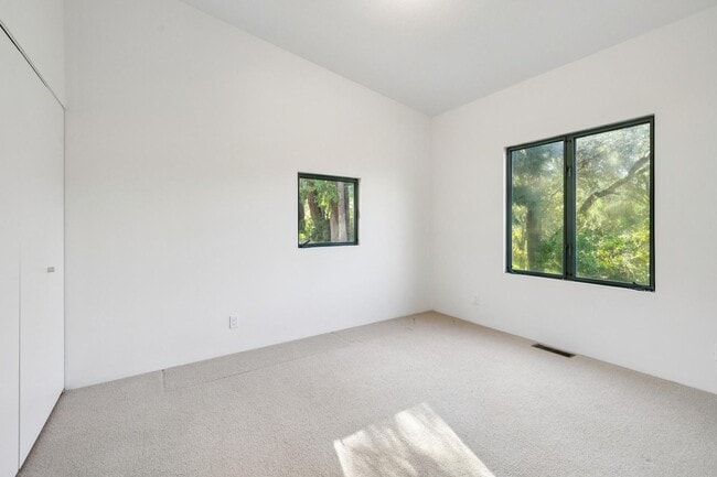 Building Photo - Charming 4BR Home Available in Private Portola Valley Cul de Sac