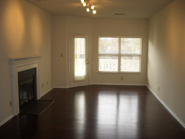 Building Photo - Renovated 2 bed/2 bath condo in the heart ...