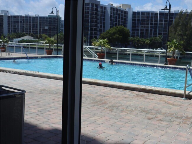 Building Photo - 3000 S Ocean Dr