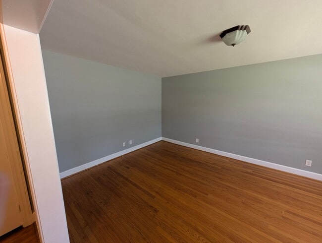 Building Photo - 3 Bedroom, 1.5 Bath Home with HVAC & Fenced Backyard