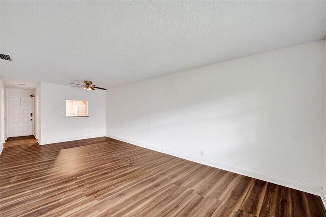Building Photo - 2518 Riverside Dr