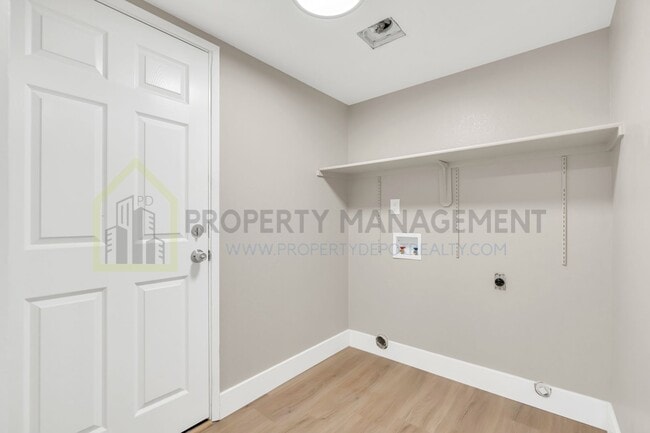 Building Photo - Completely Renovated 4-Bedroom Home with M...