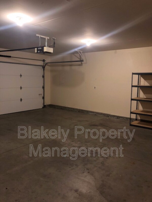 Building Photo - 533 N Grove Way