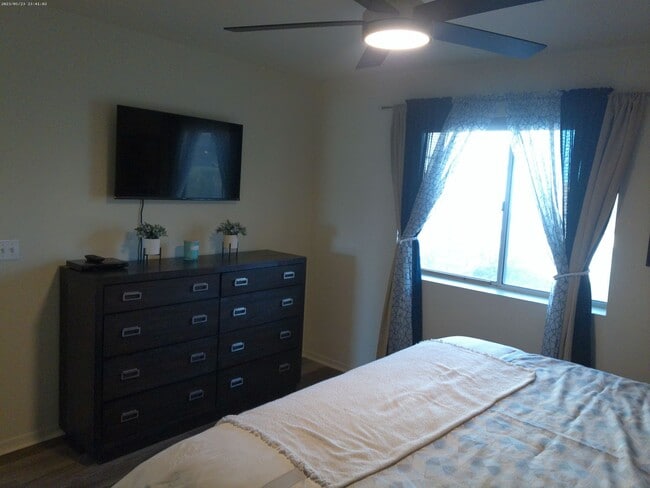 Building Photo - Beautifully designed short-term rental Or Long-Term offering comfort, style, and convenience