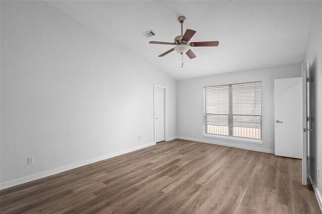 Building Photo - 811 Robin St
