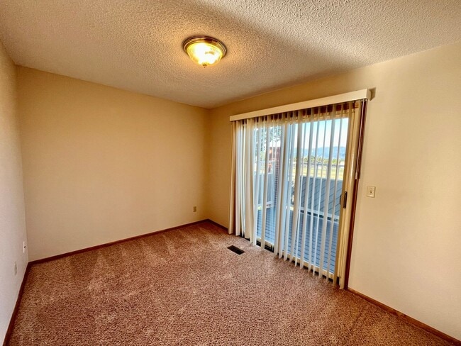 Building Photo - Cozy 2 Bedroom Townhome Nestled in Quiet Gated Community