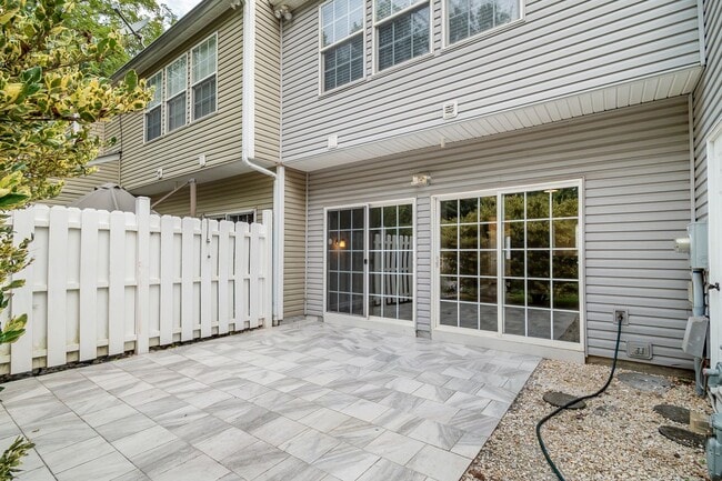 Building Photo - Spacious Townhome in Prime South Charlotte...