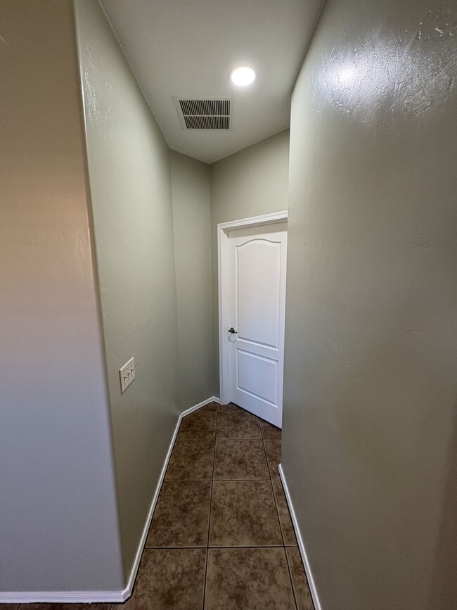 Building Photo - Move in ready Vail School District