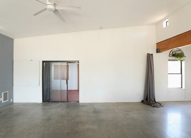 Building Photo - 421 E Lester St