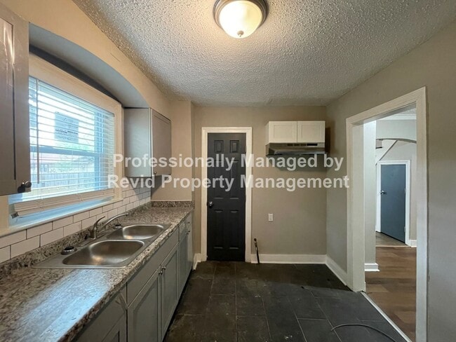 Building Photo - 1137 Catalina St