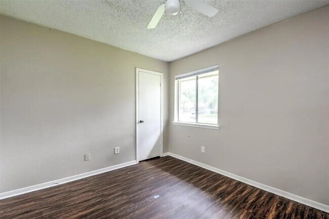 Building Photo - 23119 Naples Dr