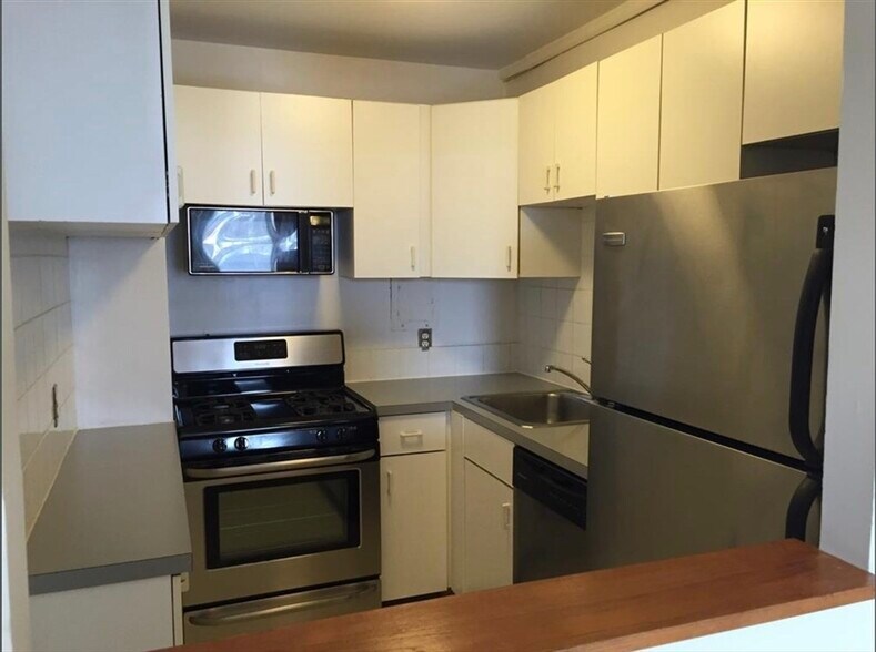 Building Photo - 33 Pond Ave