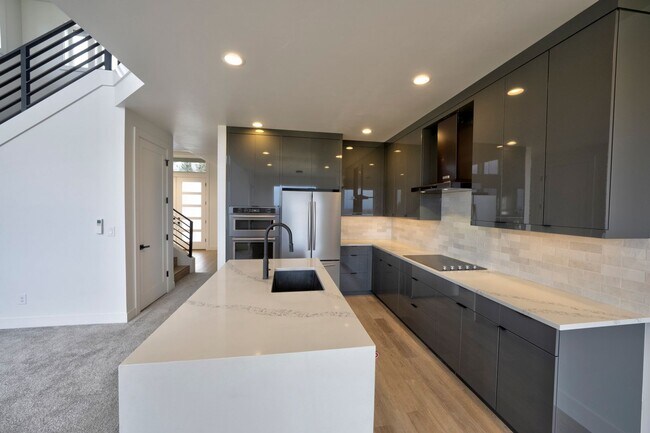 Building Photo - 2580 N W Awbrey Point Cir