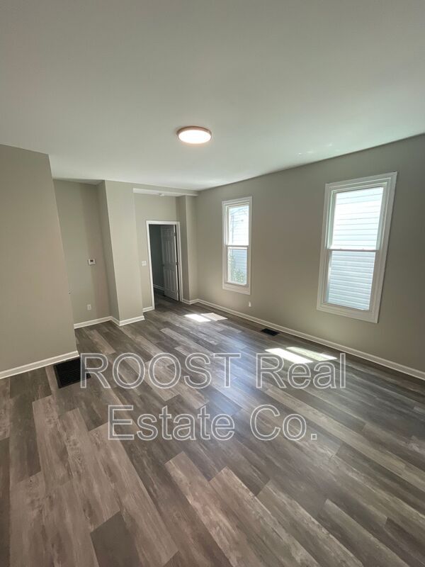 Building Photo - 482 E Markison Ave