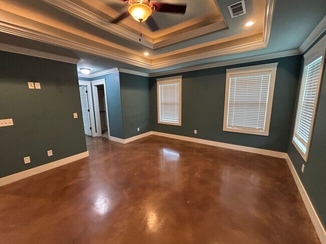 Building Photo - Need some space?? This is the place!!