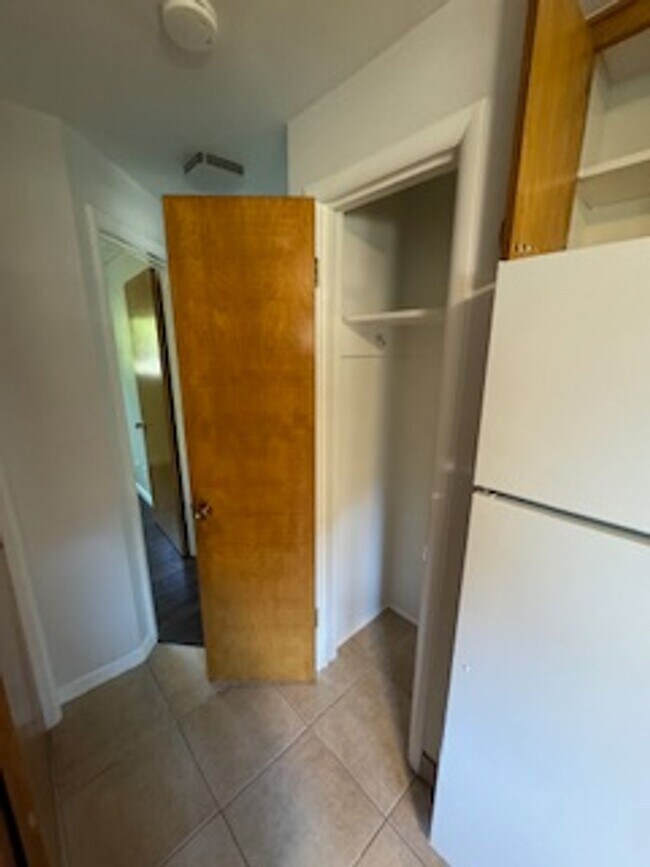 Building Photo - GORGEOUS Avenues Home!!!