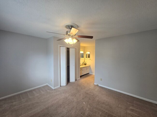 Building Photo - Convenient 2BR/2.5BA Condo in Chapel Hill