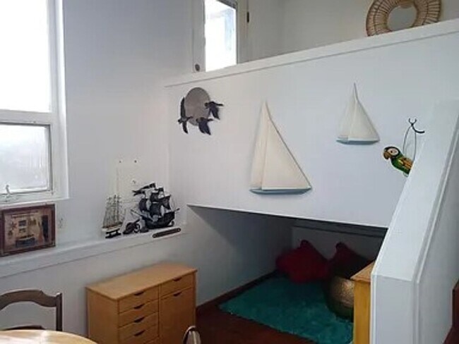 Building Photo - Furnished MID-TERM ~ Unique Ocean Front House