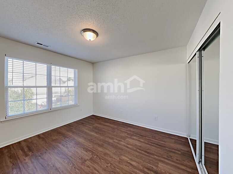 Building Photo - 8017 Wesley Farm Dr