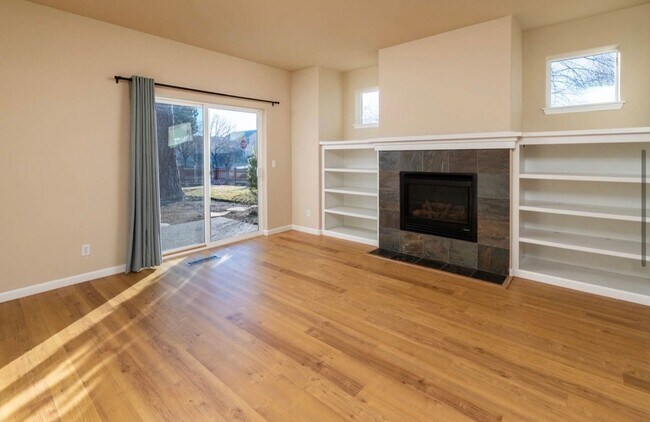 Building Photo - Welcome Home to Comfortable Bend Living