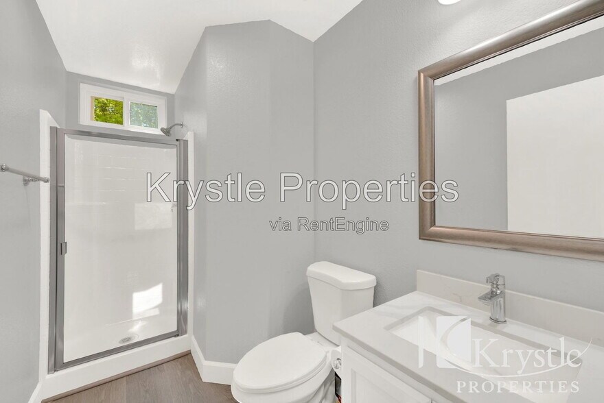 Building Photo - 824 Cedarcrest Dr