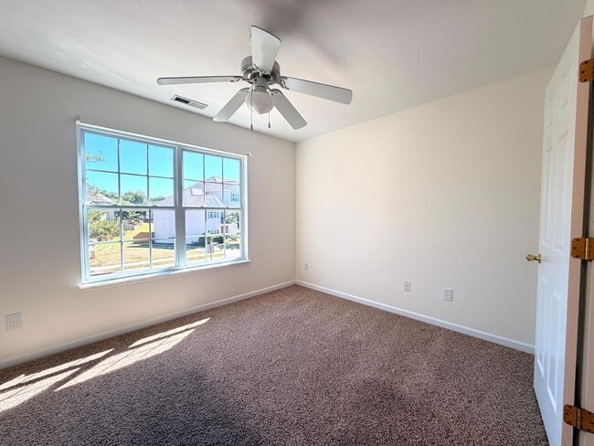 Building Photo - Spacious 3BR/3BA AVAILABLE NOW!