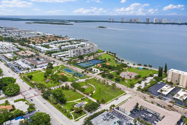 Building Photo - 301 Lake Shore Dr