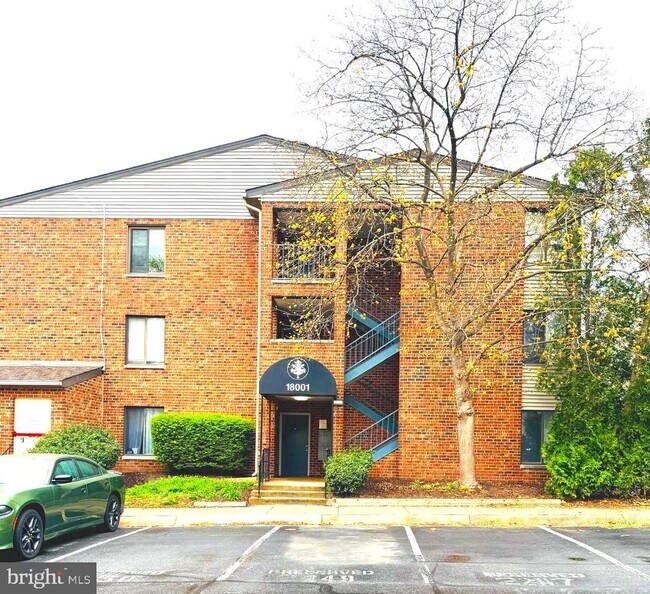 Building Photo - 18001 Chalet Dr