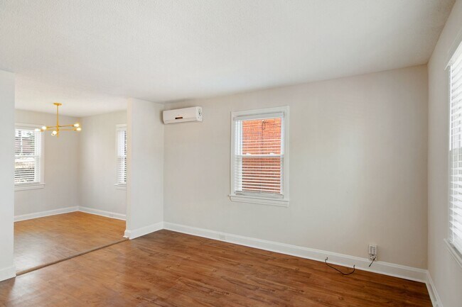 Building Photo - Spacious 1 Bedroom Duplex in Trinity Park, blocks from Duke! - Renovated & Pet Friendly