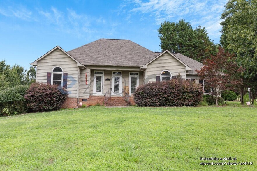 Primary Photo - 137 N Shore Dr