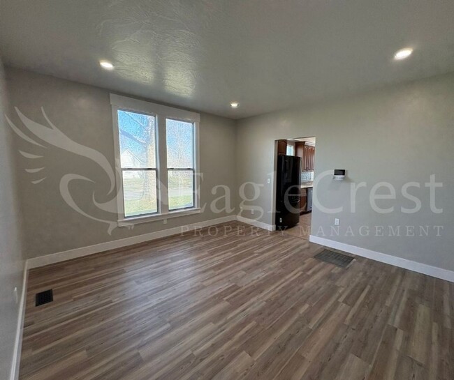 Building Photo - Large Farmhouse Fully Remodeled - Great fo...