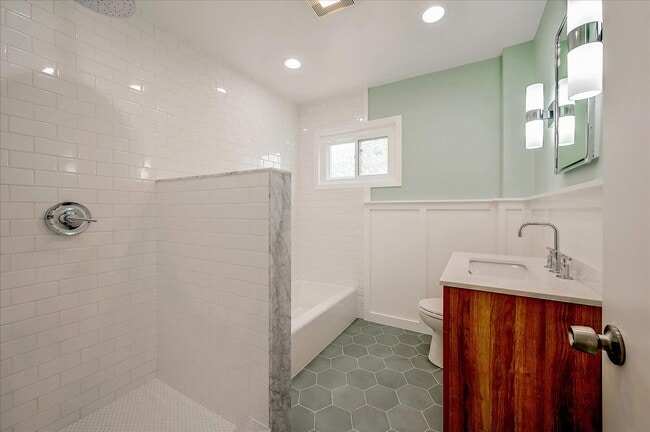 Building Photo - Light Filled Newly Remodeled Home w/ Fanta...