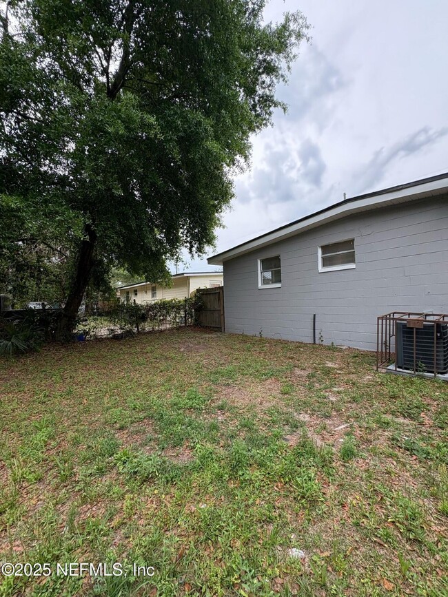 Building Photo - 2540 Spirea St