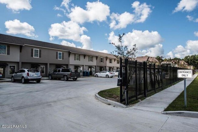 Building Photo - Gated Townhouse