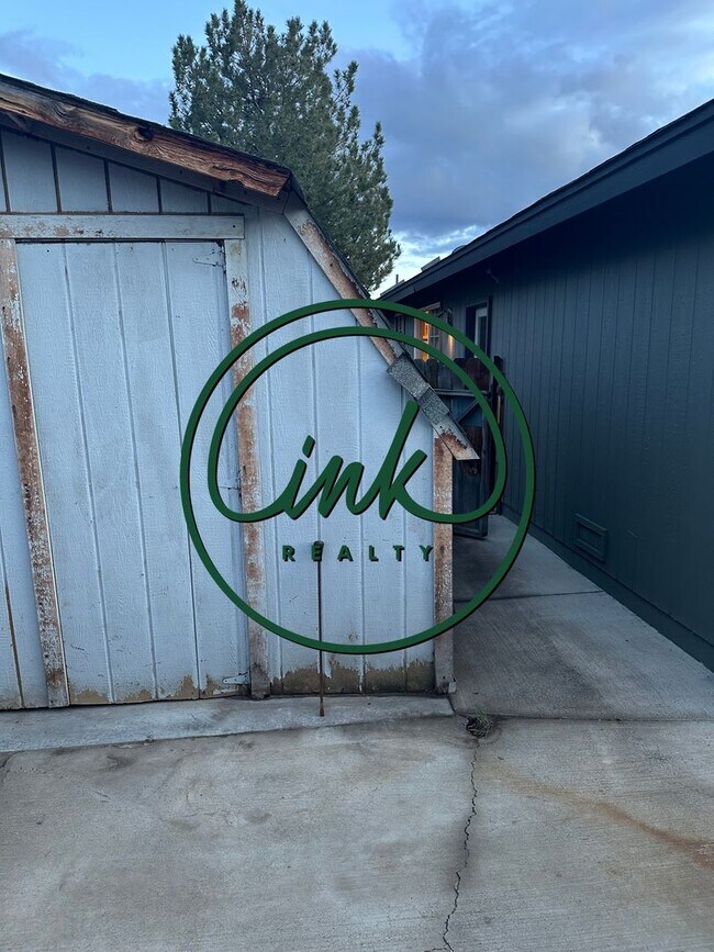 Building Photo - Newly updated home in Carson City