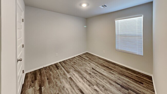 Building Photo - A Nice 4 Bed 2 Bath Home in Mustang School...